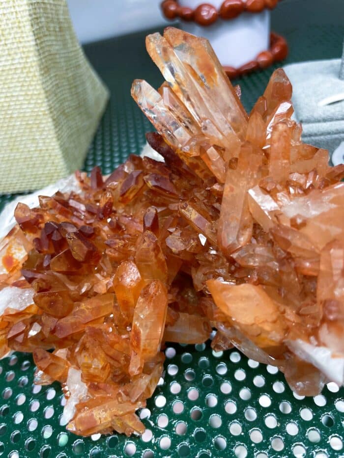 Bergkristall Spitzen Stufe mit Hämatit 2 SanjaNatur® - Edelsteine & Coaching