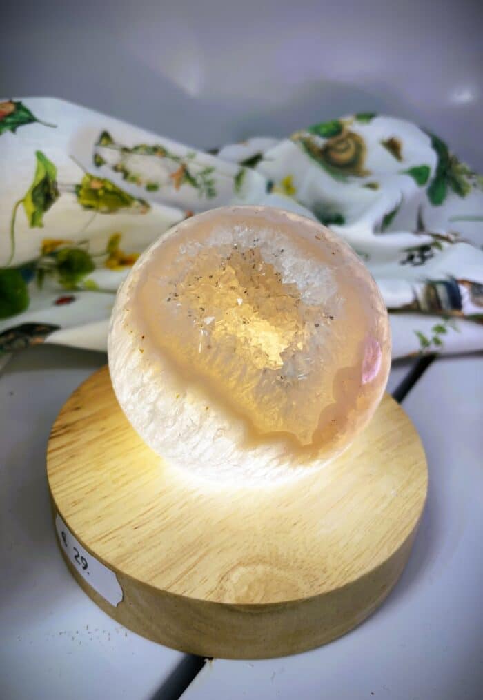 Leuchtende Achat Kugel mit Kristallkammer und LED Lichtsockel 7 SanjaNatur® - Edelsteine & Coaching