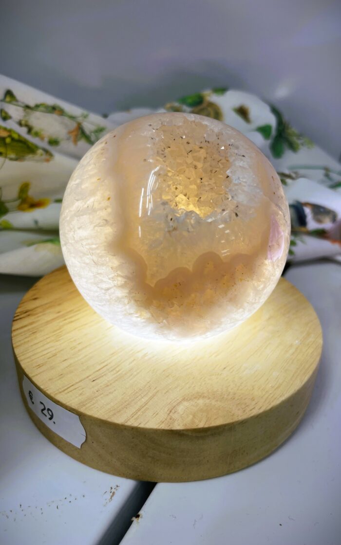 Leuchtende Achat Kugel mit Kristallkammer und LED Lichtsockel 1 SanjaNatur® - Edelsteine & Coaching