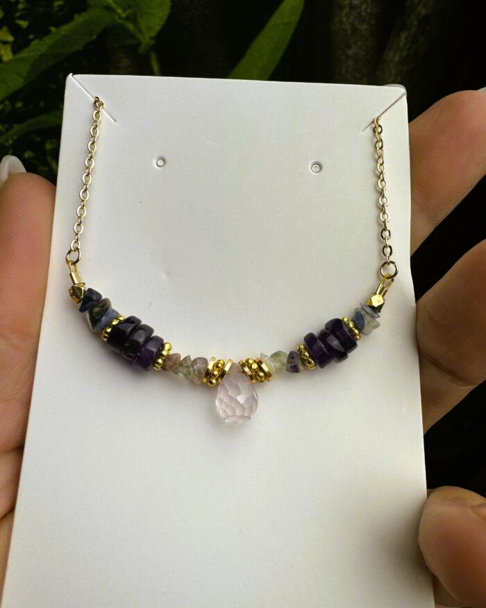 Kette mit Rosenquarz, Amethyst und Fluorit - Goldene Klarheit 5 Seelenbewusst