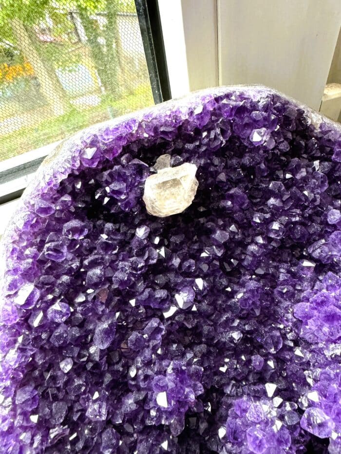 Blühende Amethyst Druse mit Calcit Krone - Naturwunder 3 Seelenbewusst