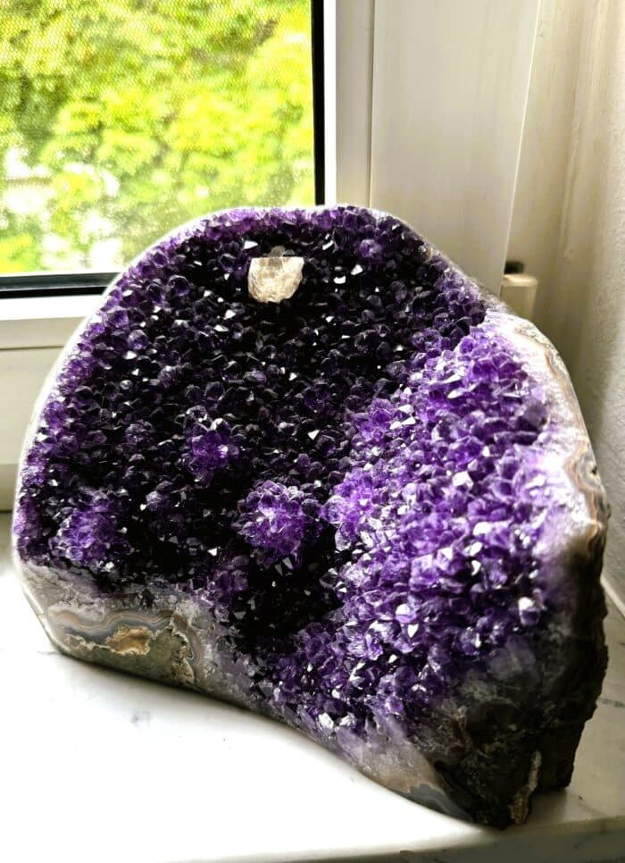 Blühende Amethyst Druse mit Calcit Krone - Naturwunder 5 Seelenbewusst