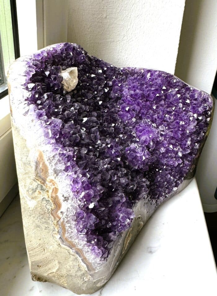 Blühende Amethyst Druse mit Calcit Krone - Naturwunder 7 Seelenbewusst