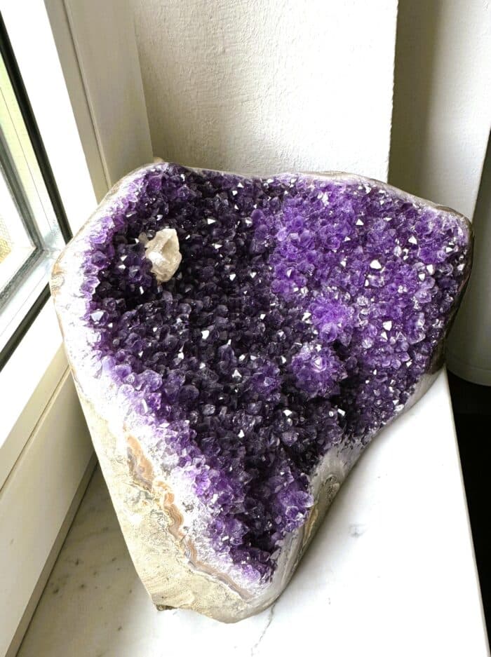 Blühende Amethyst Druse mit Calcit Krone - Naturwunder 8 Seelenbewusst