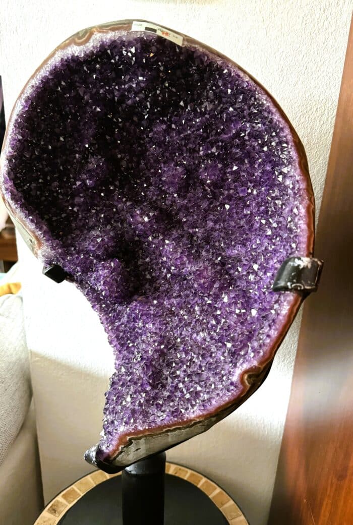 Majestätische Amethyst Druse XXL mit Achatrand auf drehbarem Ständer 6 Seelenbewusst