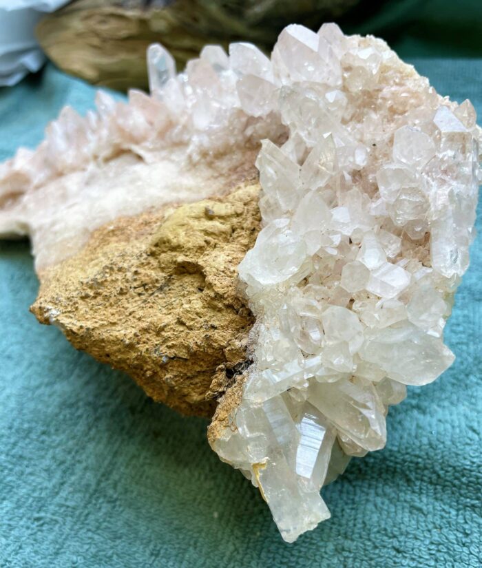 Bergkristall Stufe groß auf Sandstein - magische Kristalle 7 SanjaNatur® - Edelsteine & Coaching