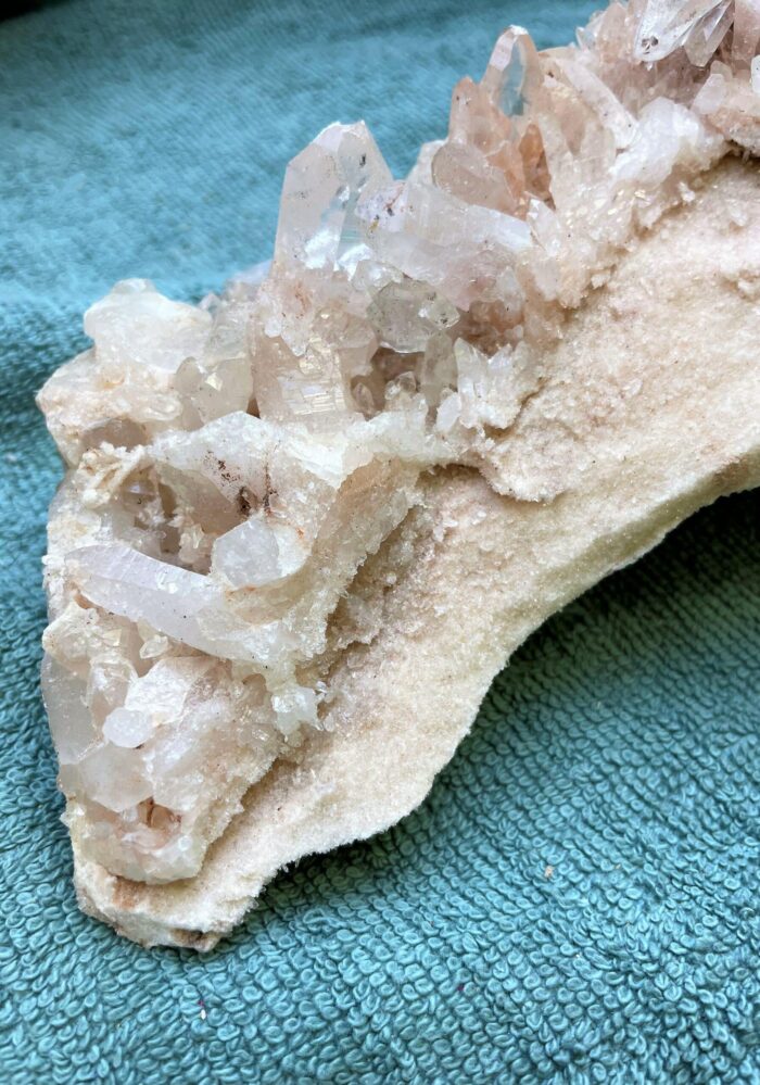 Bergkristall Stufe groß auf Sandstein - magische Kristalle 2 SanjaNatur® - Edelsteine & Coaching